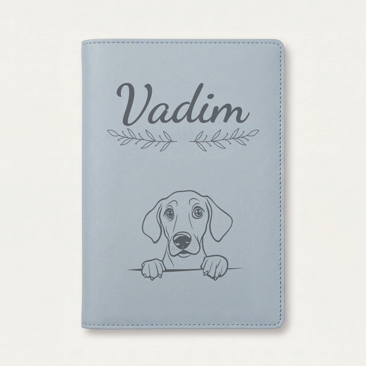 Protège carnet de santé chien personnalisé – Foxhound anglais — Bleu nuage — Rameaux — gravure « Vadim »
