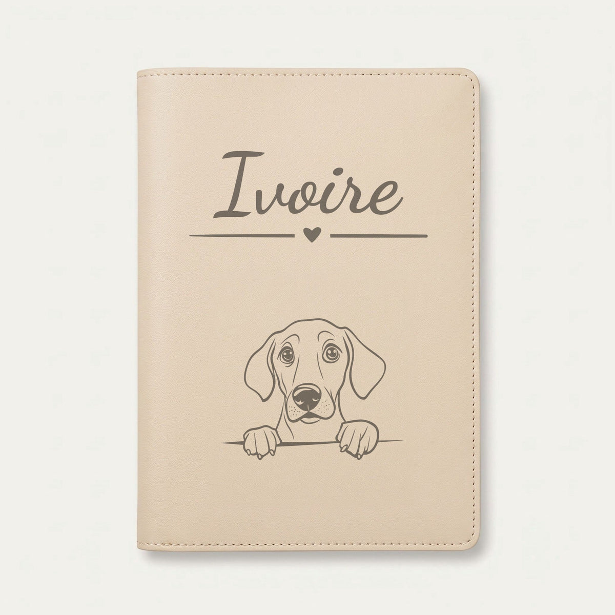 Protège carnet de santé chien personnalisé – Foxhound anglais — Crème vanille — Cœur — gravure « Ivoire »