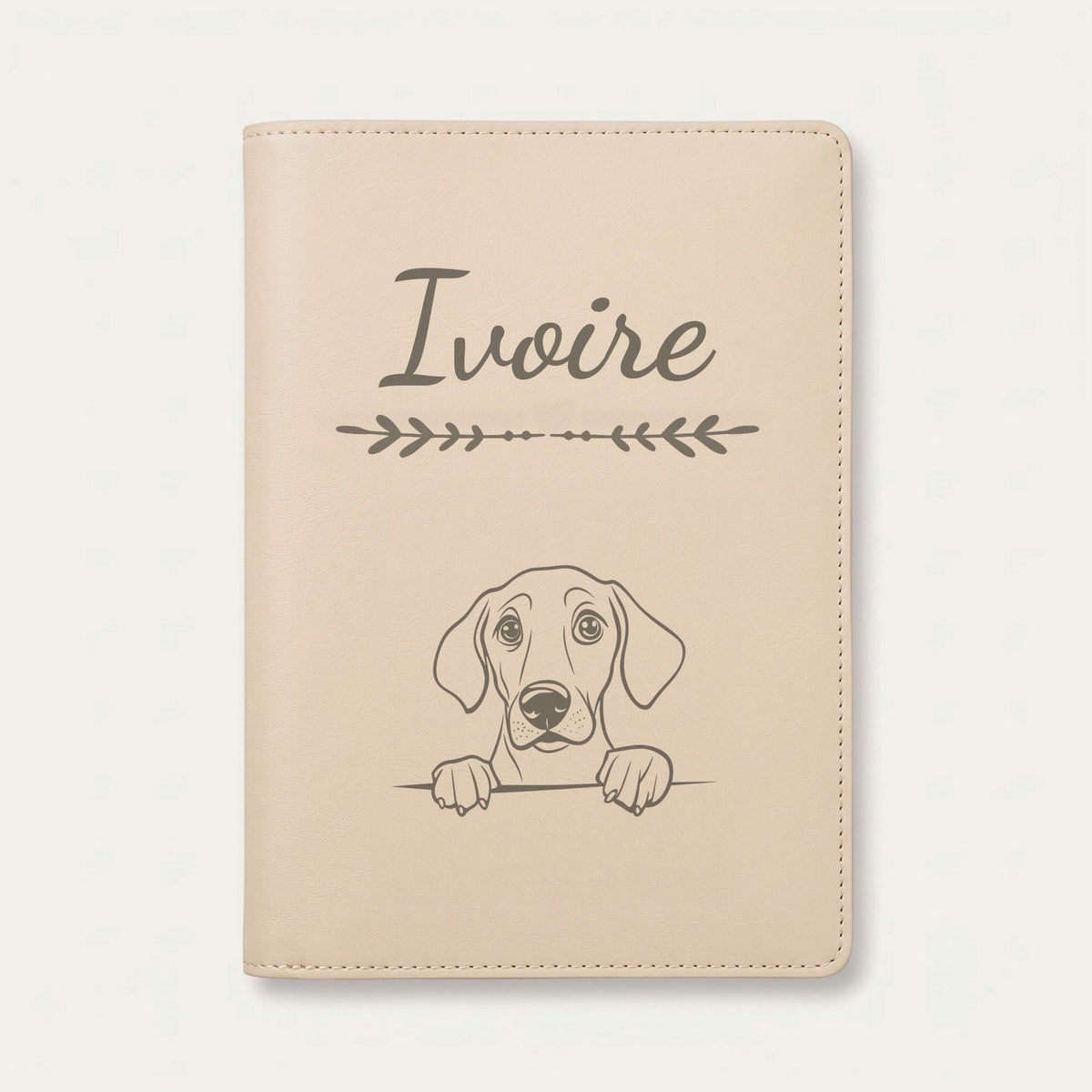 Protège carnet de santé chien personnalisé – Foxhound anglais — Crème vanille — Flèche — gravure « Ivoire »