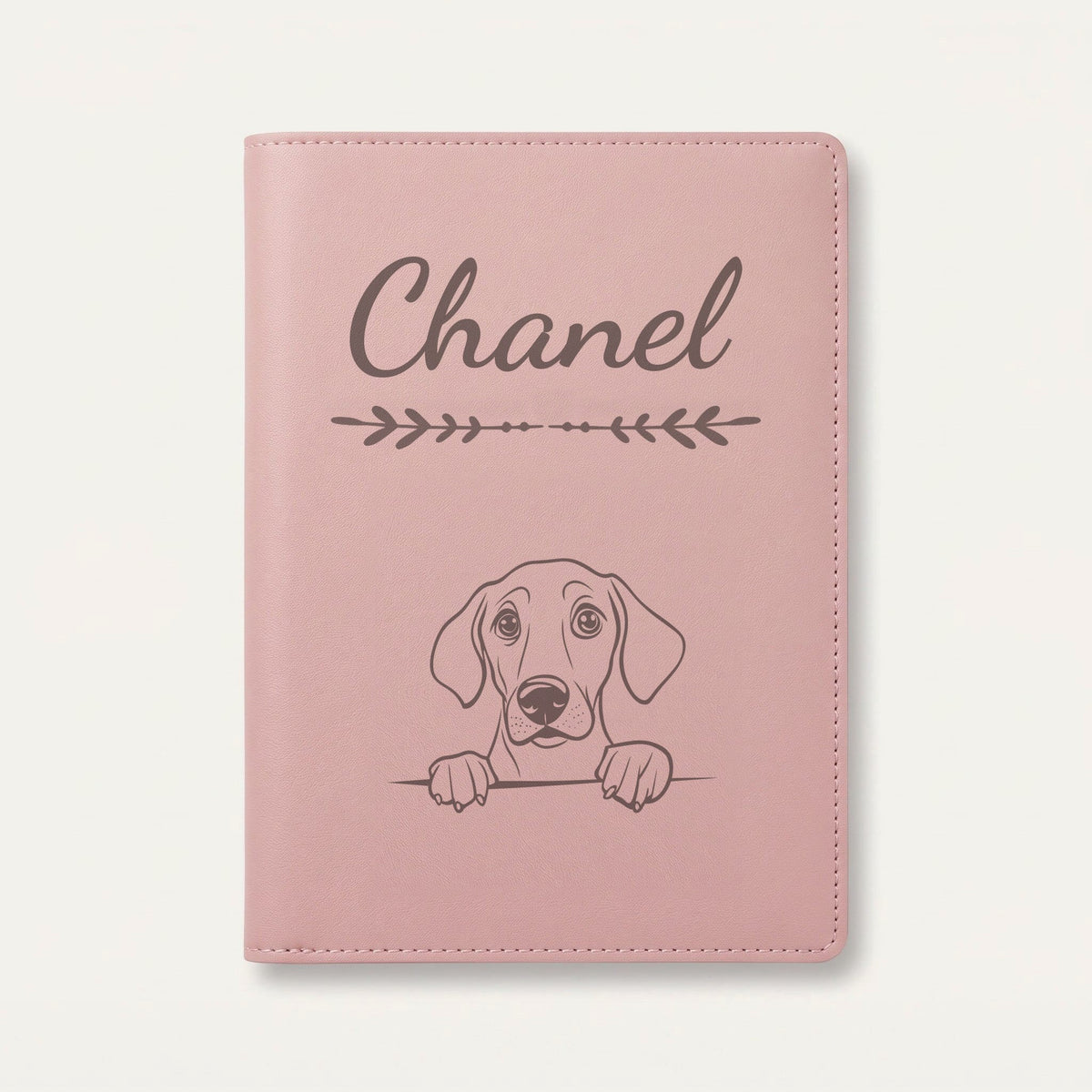 Protège carnet de santé chien personnalisé – Foxhound anglais — Rose dragée — Flèche — gravure « Chanel »