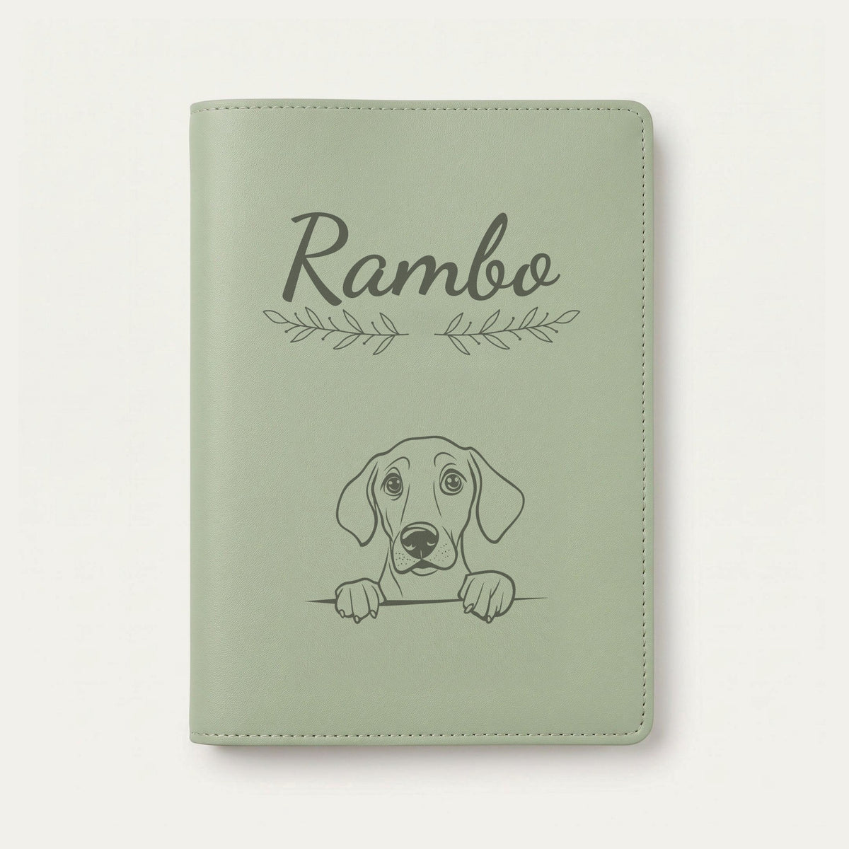 Protège carnet de santé chien personnalisé – Foxhound anglais — Vert sauge — Rameaux — gravure « Rambo »