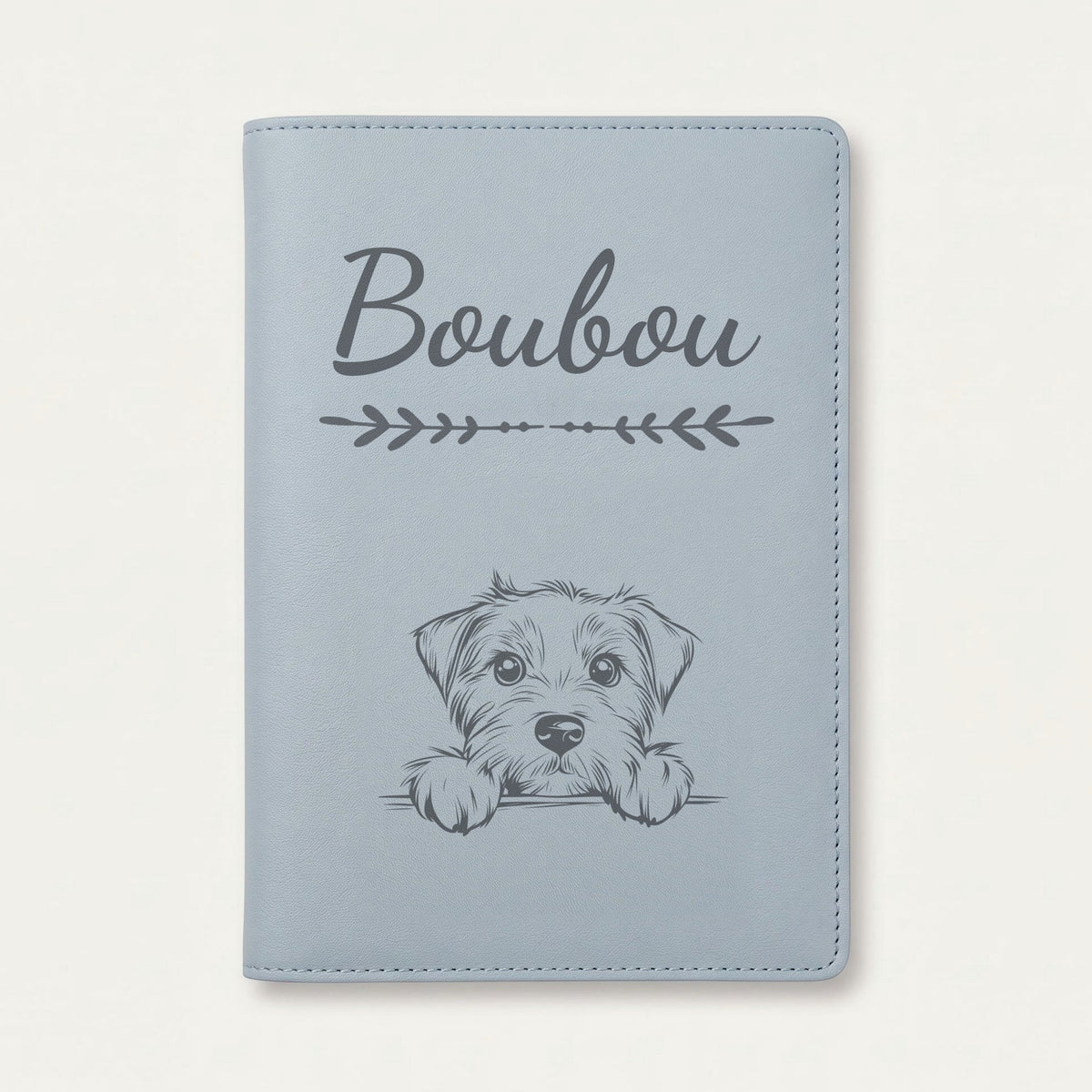 Protège carnet de santé chien personnalisé – Glen of Imaal terrier — Bleu nuage — Flèche — gravure « Boubou »