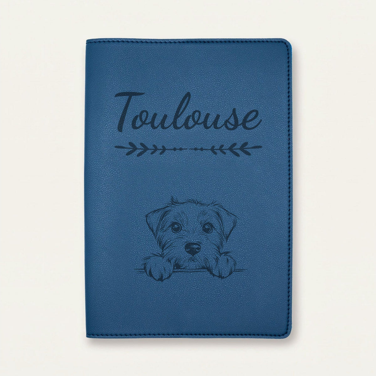 Protège carnet de santé chien personnalisé – Glen of Imaal terrier — Bleu nuit — Flèche — gravure « Toulouse »