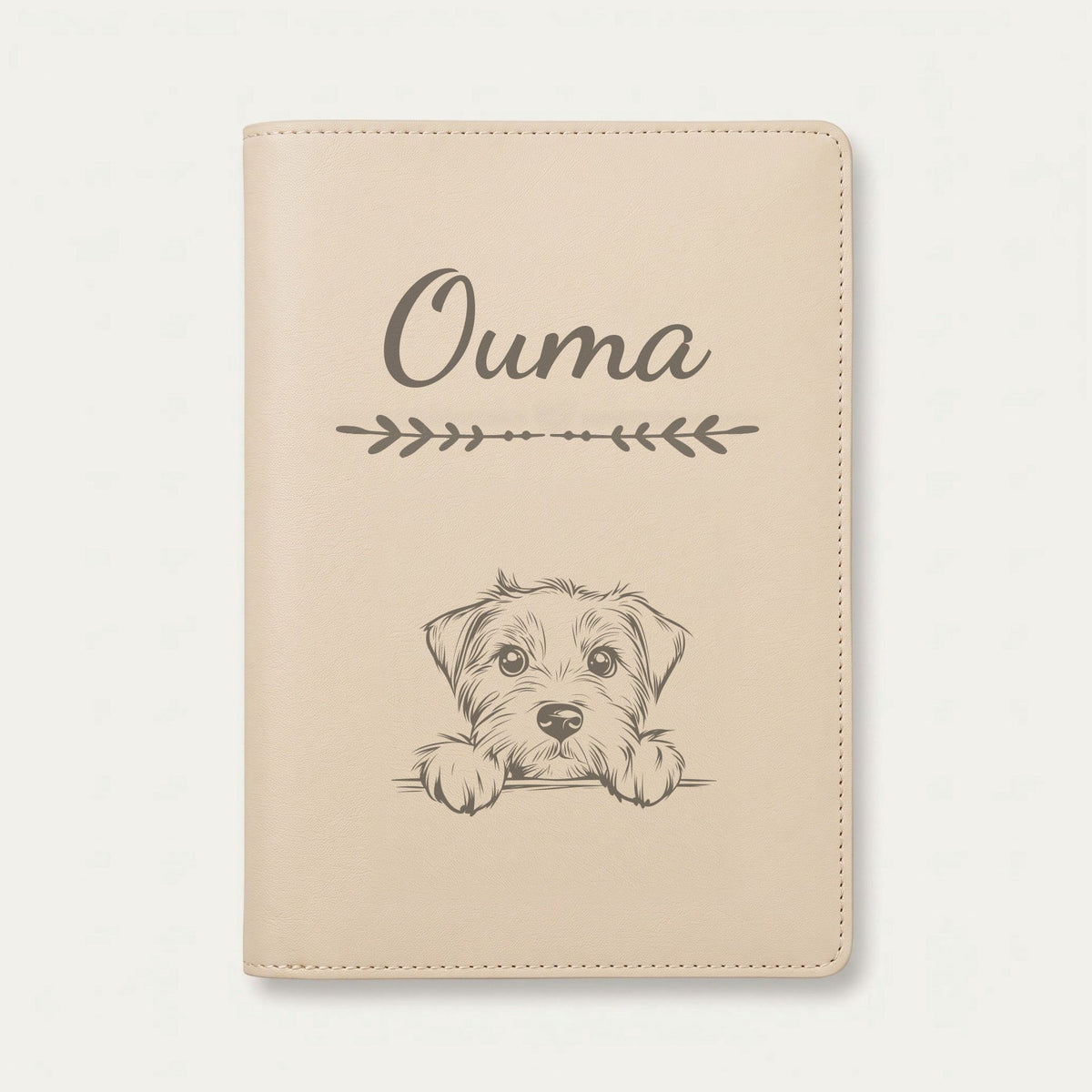 Protège carnet de santé chien personnalisé – Glen of Imaal terrier — Crème vanille — Flèche — gravure « Ouma »