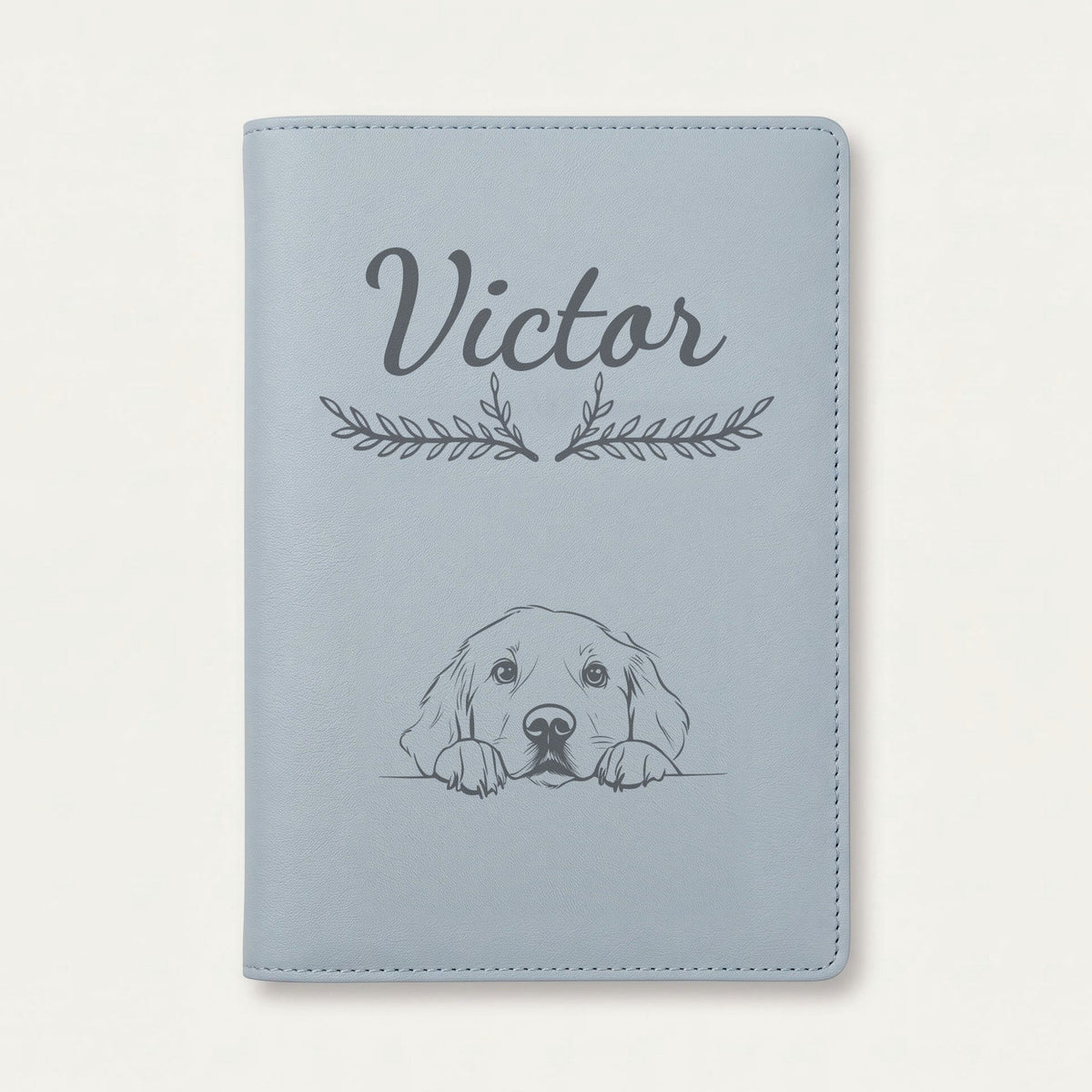 Protège carnet de santé chien personnalisé – Golden retriever — Bleu nuage — Bouquet — gravure « Victor »