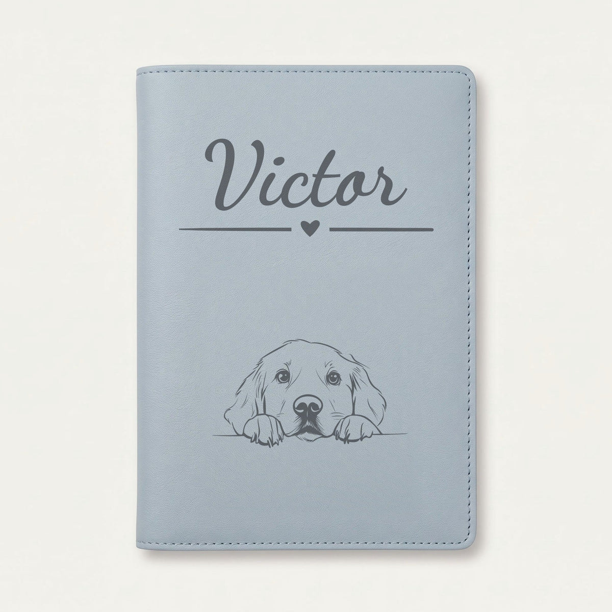 Protège carnet de santé chien personnalisé – Golden retriever — Bleu nuage — Cœur — gravure « Victor »