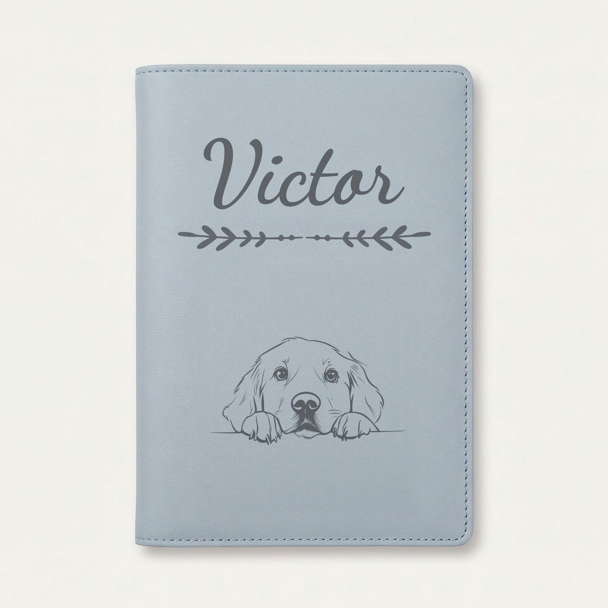 Protège carnet de santé chien personnalisé – Golden retriever — Bleu nuage — Flèche — gravure « Victor »
