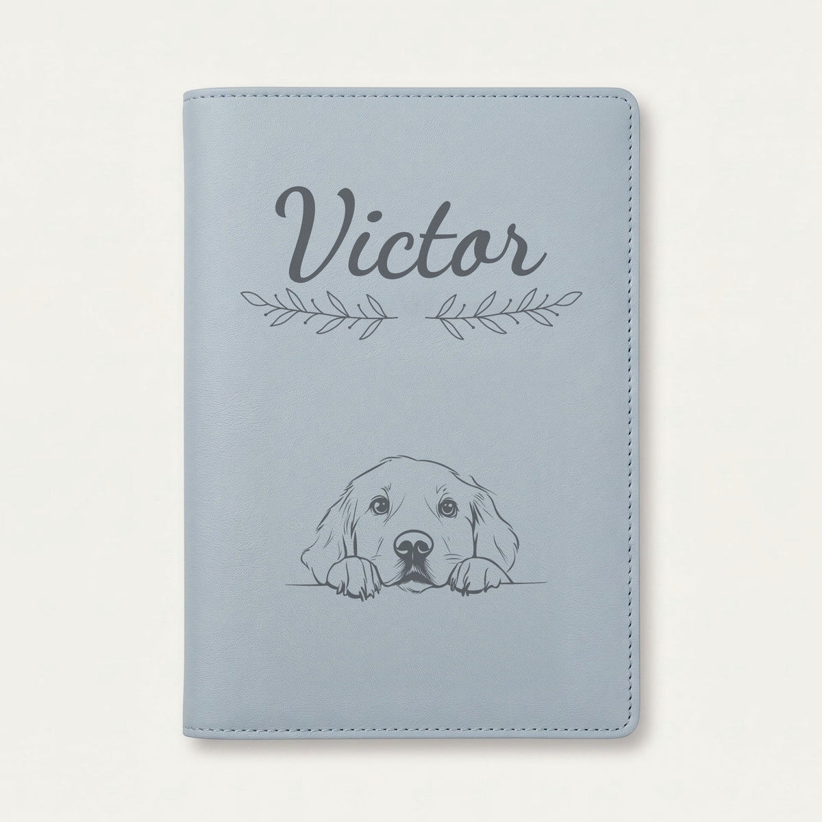 Protège carnet de santé chien personnalisé – Golden retriever — Bleu nuage — Rameaux — gravure « Victor »