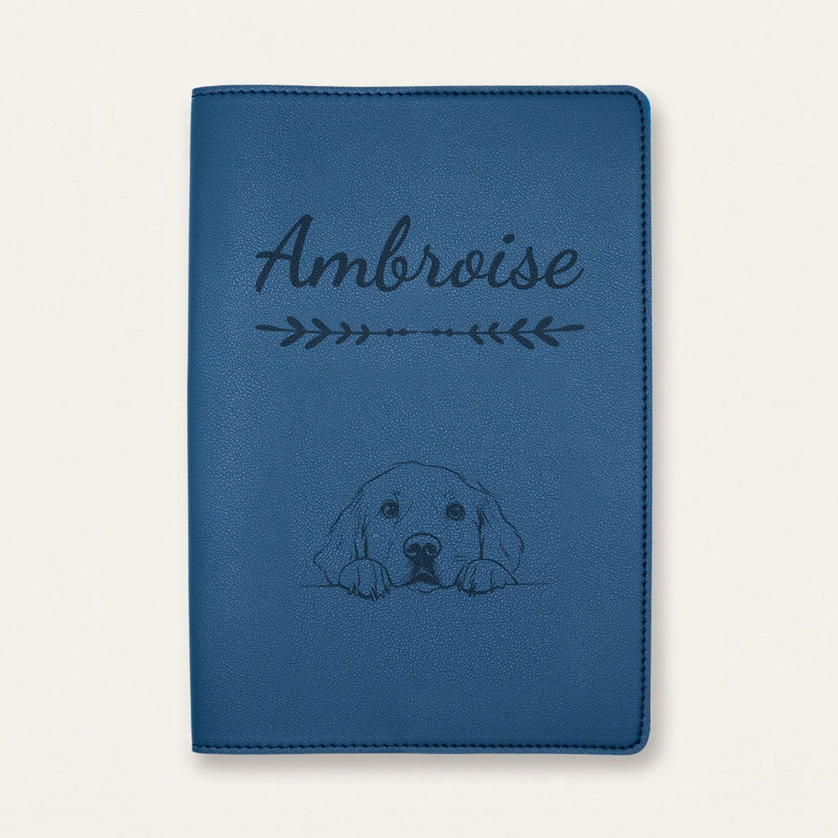 Protège carnet de santé chien personnalisé – Golden retriever — Bleu nuit — Flèche — gravure « Ambroise »