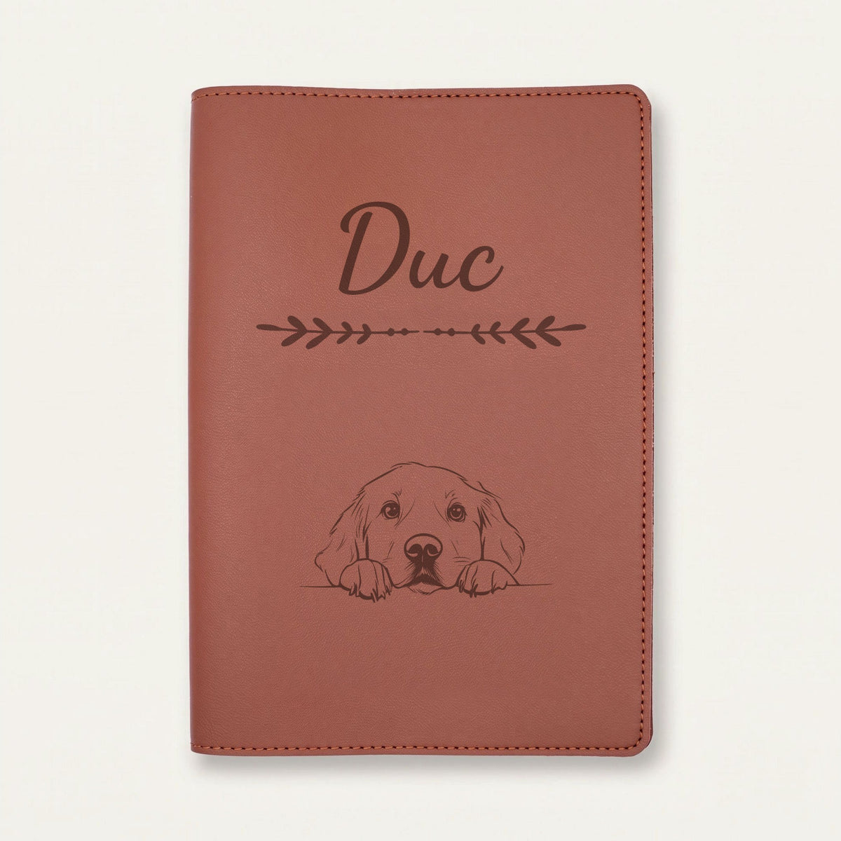 Protège carnet de santé chien personnalisé – Golden retriever — Chocolat — Flèche — gravure « Duc »