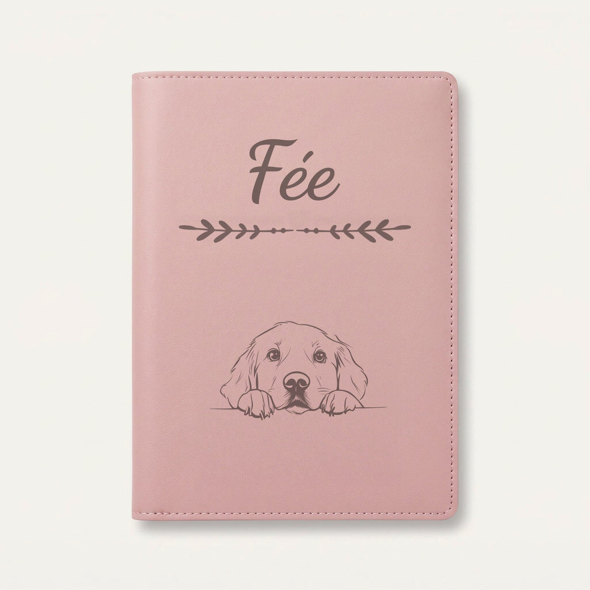 Protège carnet de santé chien personnalisé – Golden retriever — Rose dragée — Flèche — gravure « Fée »