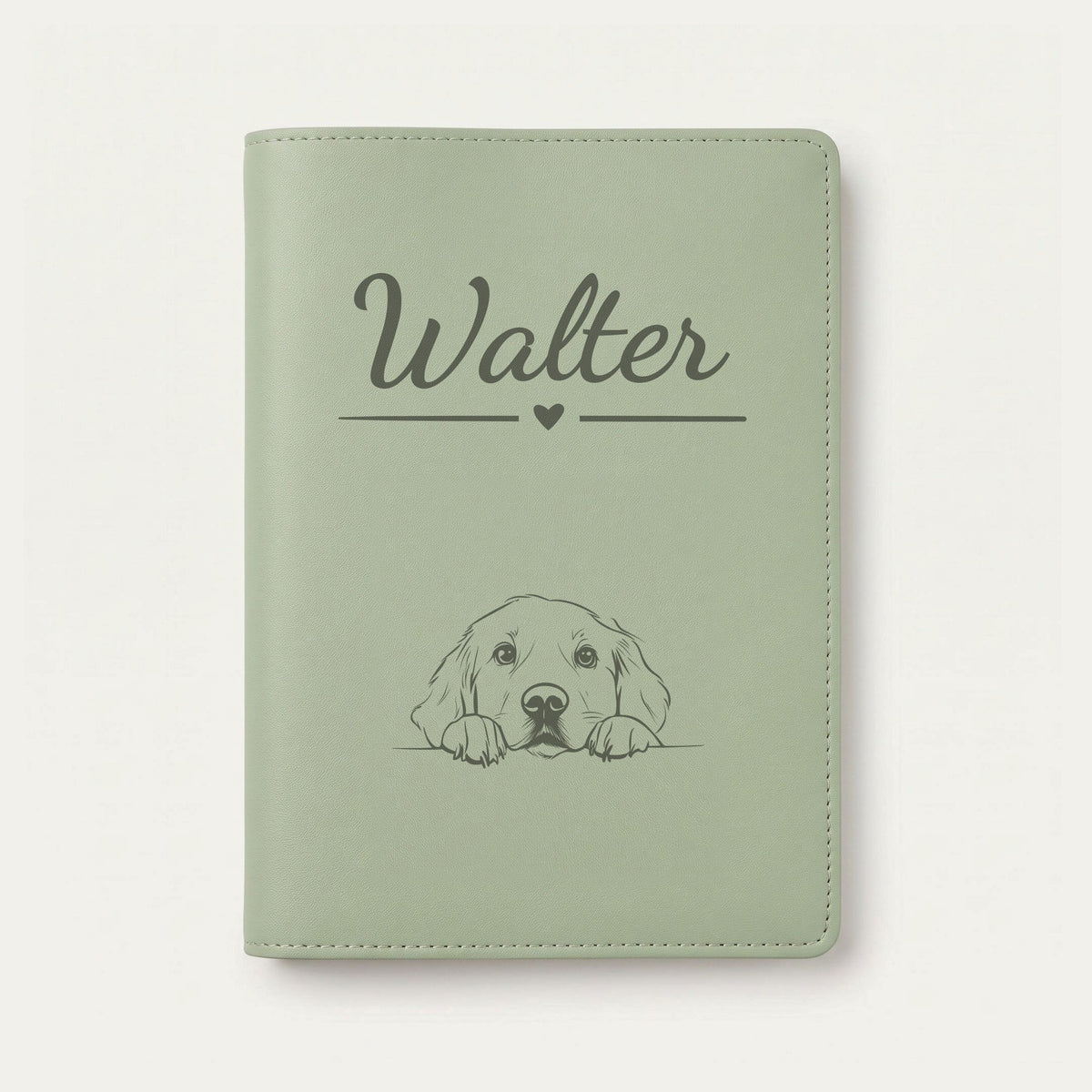 Protège carnet de santé chien personnalisé – Golden retriever — Vert sauge — Cœur — gravure « Walter »