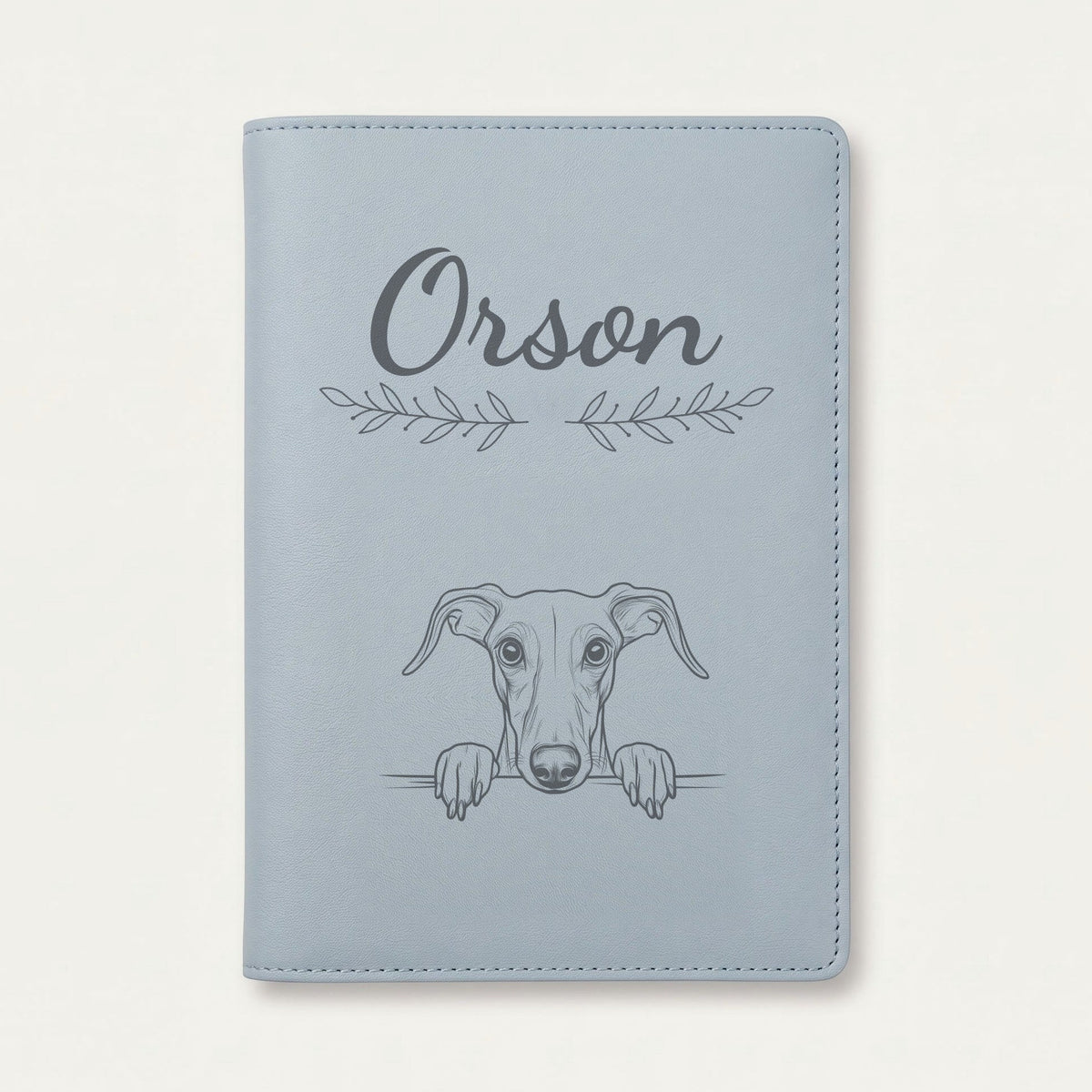 Protège carnet de santé chien personnalisé – Greyhound — Bleu nuage — Rameaux — gravure « Orson »