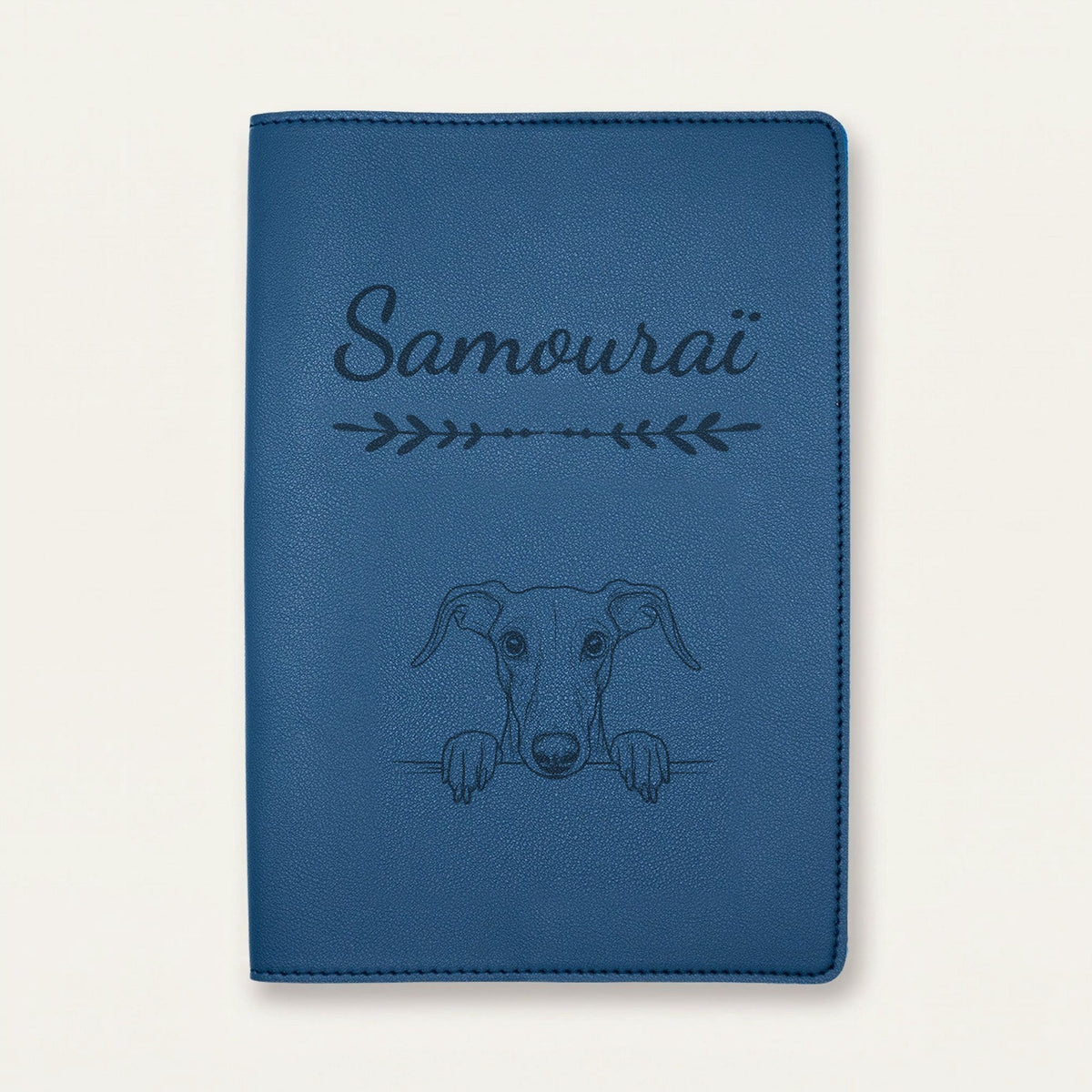Protège carnet de santé chien personnalisé – Greyhound — Bleu nuit — Flèche — gravure « Samouraï »