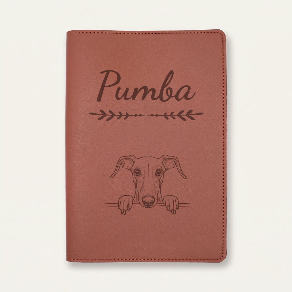 Protège carnet de santé chien personnalisé – Greyhound — Chocolat — Flèche — gravure « Pumba »