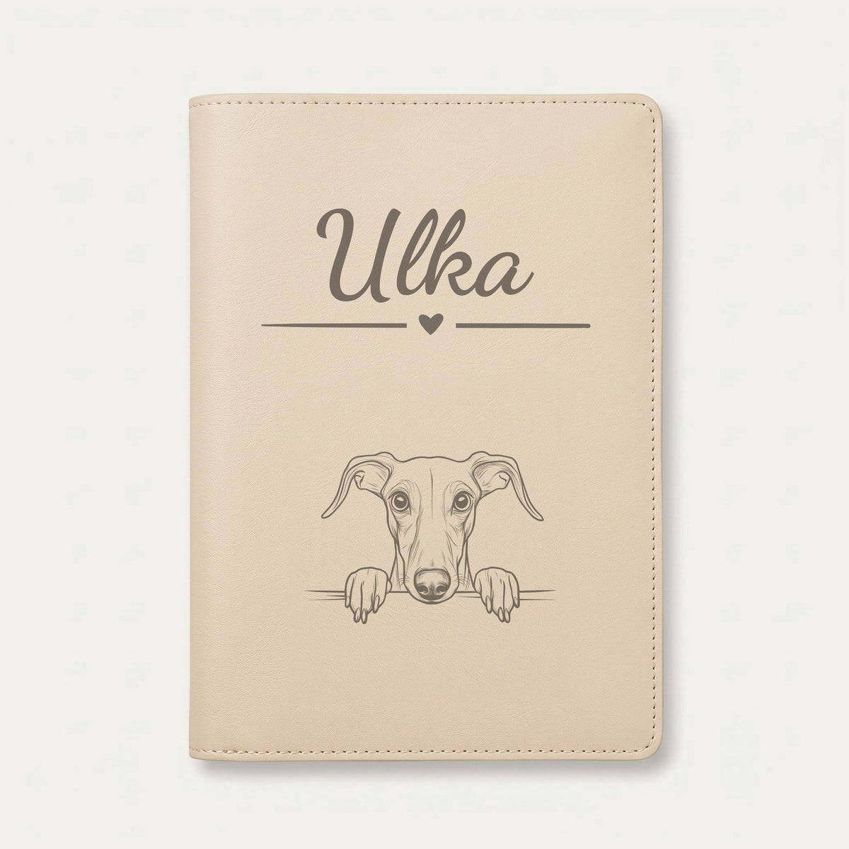 Protège carnet de santé chien personnalisé – Greyhound — Crème vanille — Cœur — gravure « Ulka »