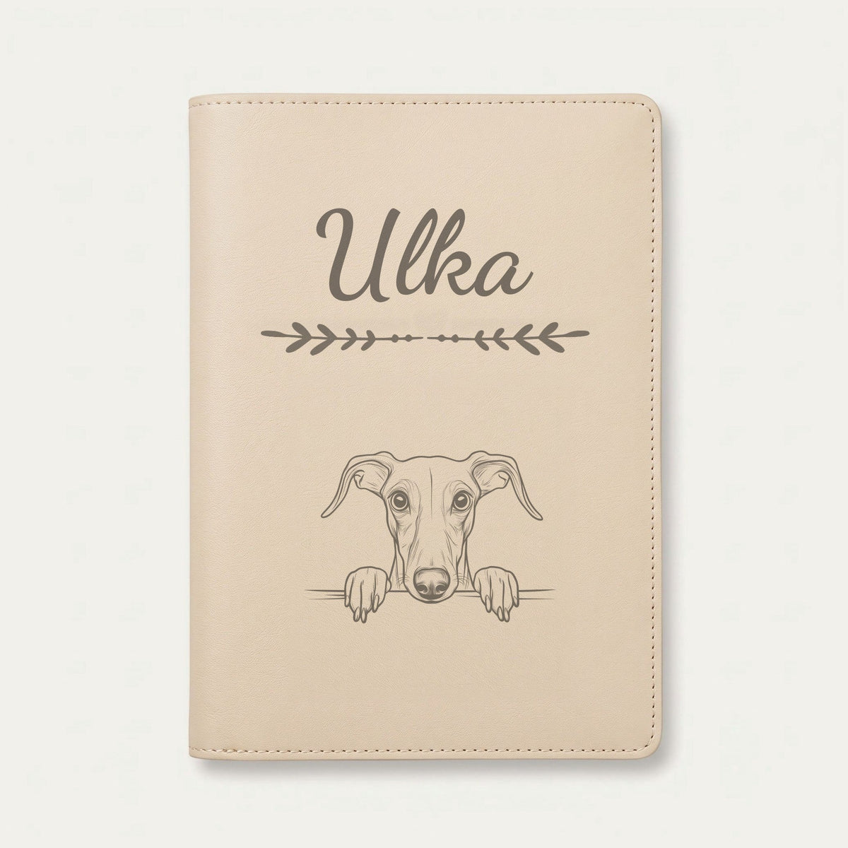 Protège carnet de santé chien personnalisé – Greyhound — Crème vanille — Flèche — gravure « Ulka »