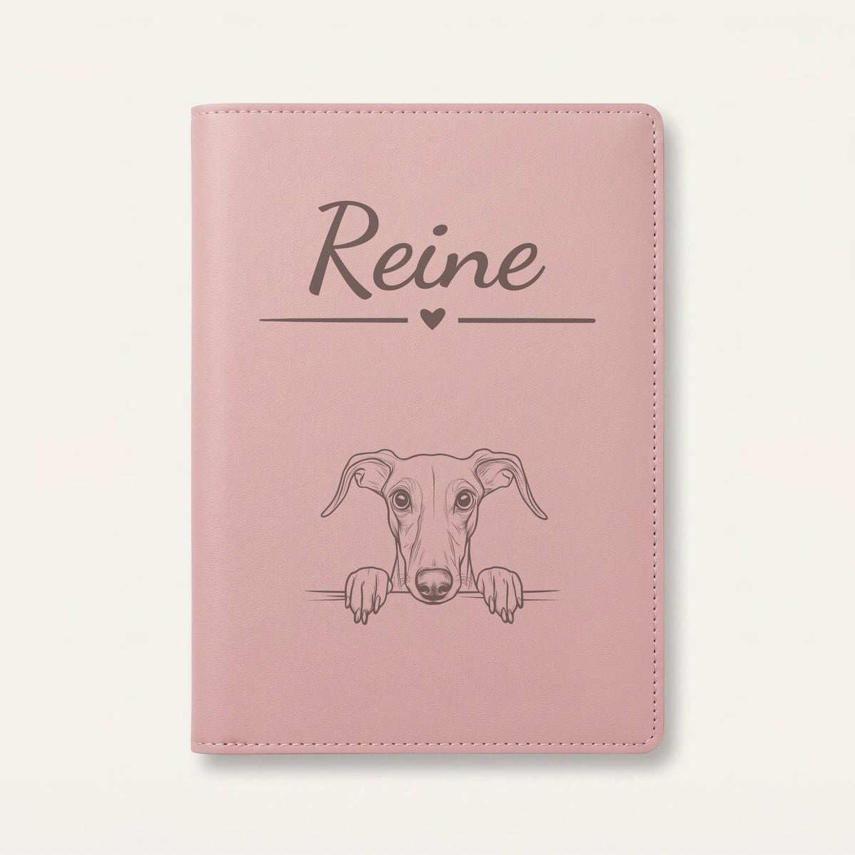 Protège carnet de santé chien personnalisé – Greyhound — Rose dragée — Cœur — gravure « Reine »