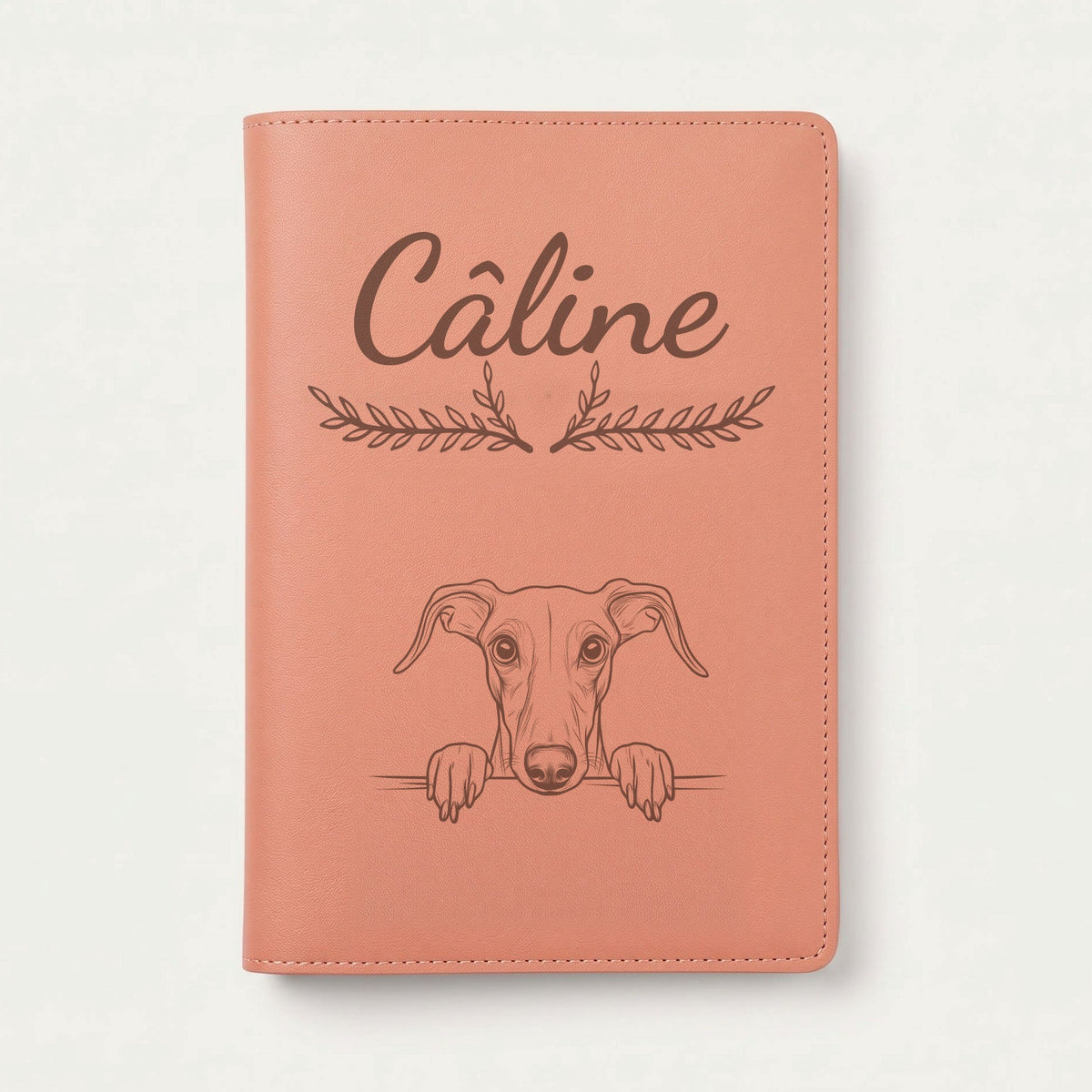 Protège carnet de santé chien personnalisé – Greyhound — Terracotta — Bouquet — gravure « Câline »