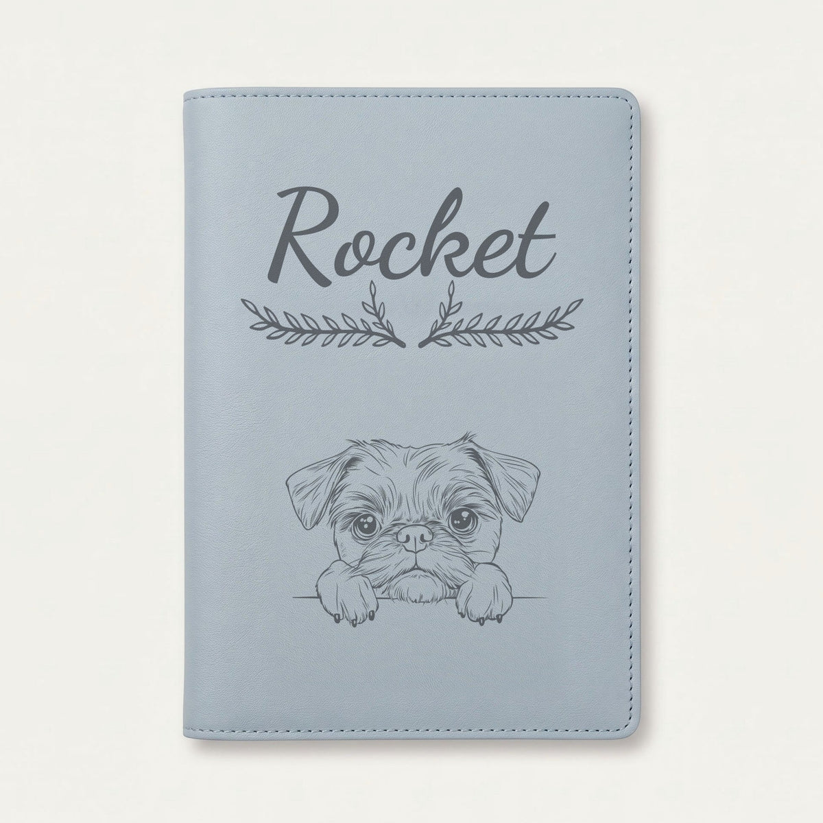 Protège carnet de santé chien personnalisé – Griffon bruxellois — Bleu nuage — Bouquet — gravure « Rocket »
