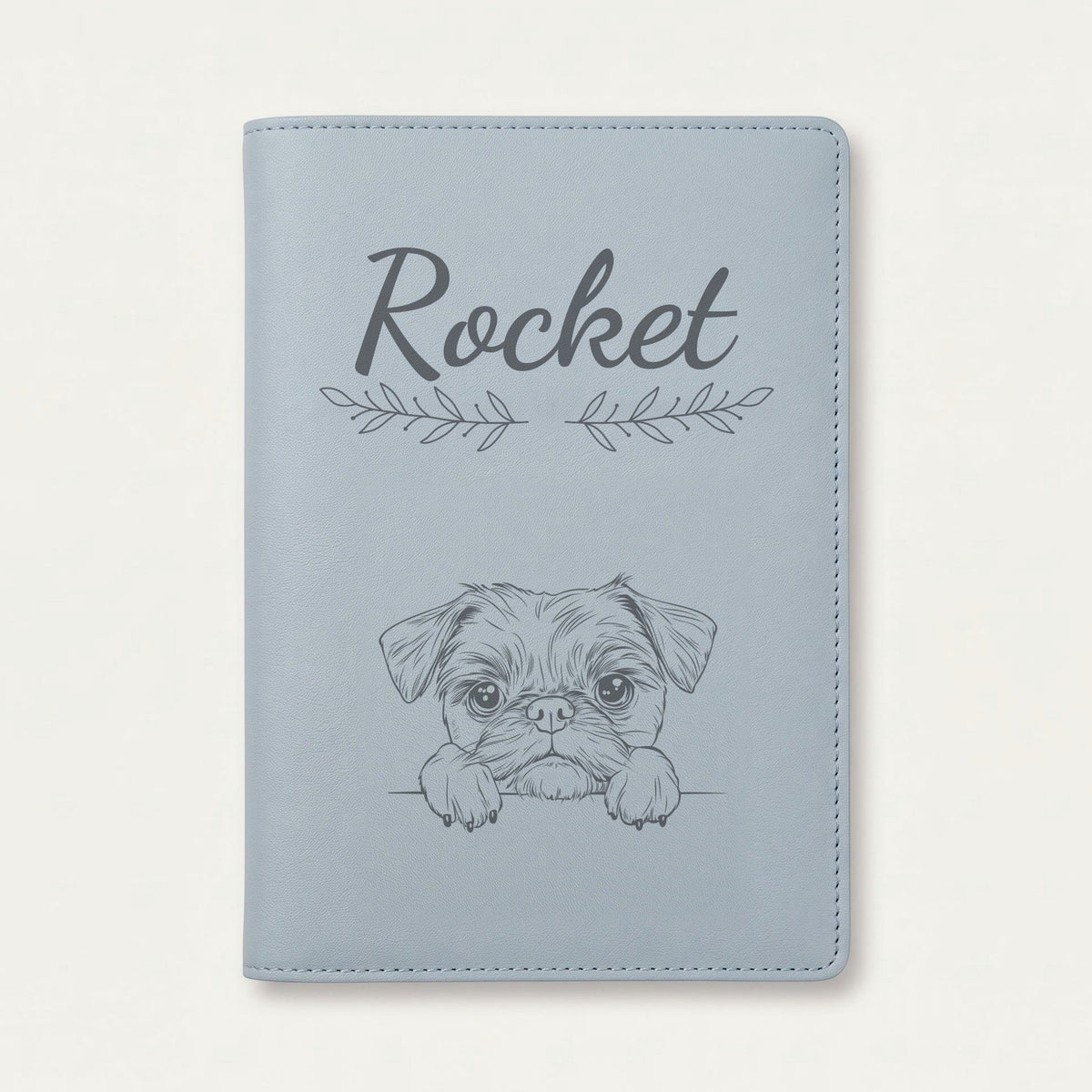 Protège carnet de santé chien personnalisé – Griffon bruxellois — Bleu nuage — Rameaux — gravure « Rocket »