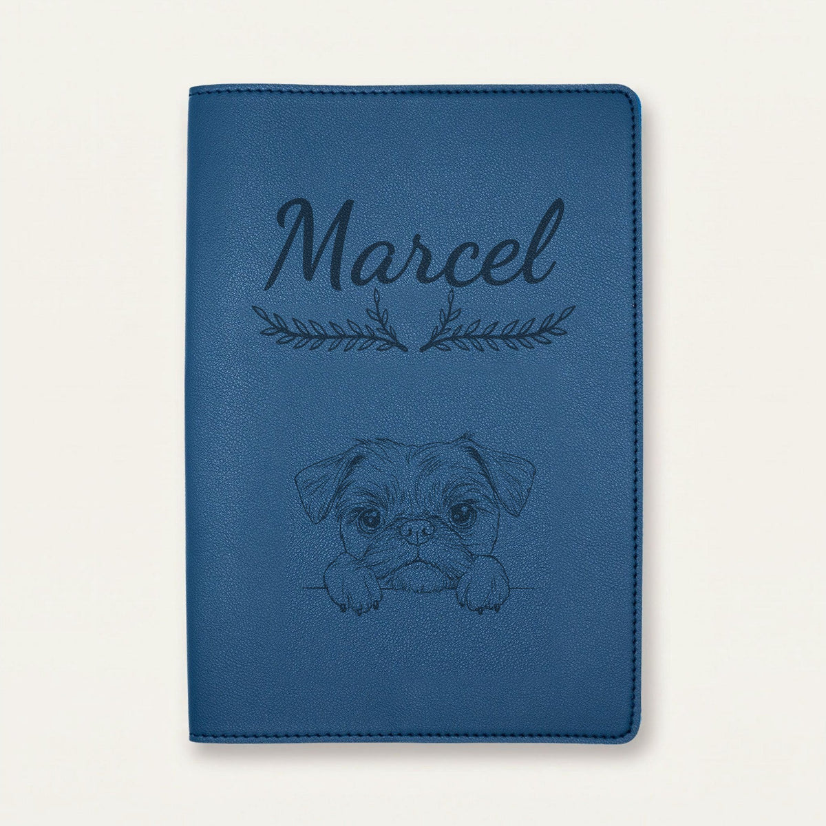 Protège carnet de santé chien personnalisé – Griffon bruxellois — Bleu nuit — Bouquet — gravure « Marcel »