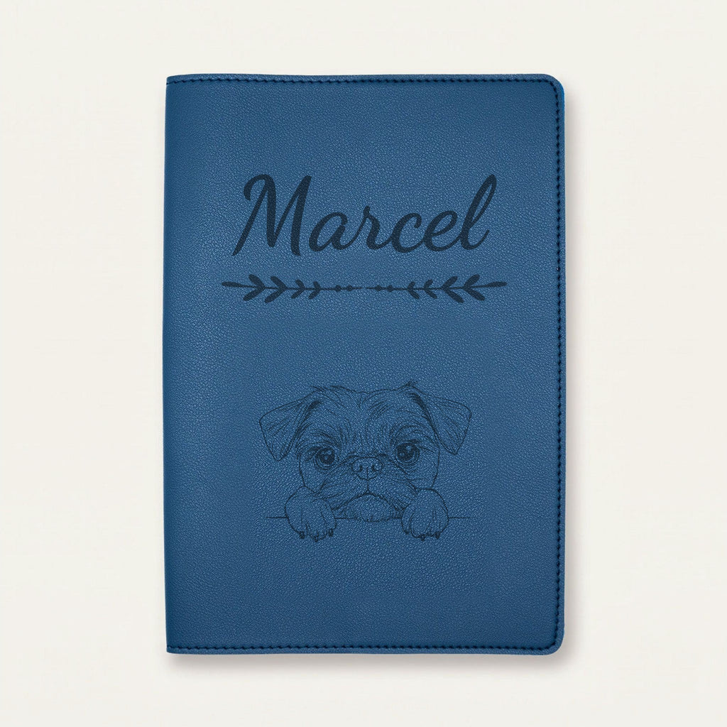 Protège carnet de santé chien personnalisé – Griffon bruxellois — Bleu nuit — Flèche — gravure « Marcel »