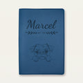 Protège carnet de santé chien personnalisé – Griffon bruxellois — Bleu nuit — Flèche — gravure « Marcel »