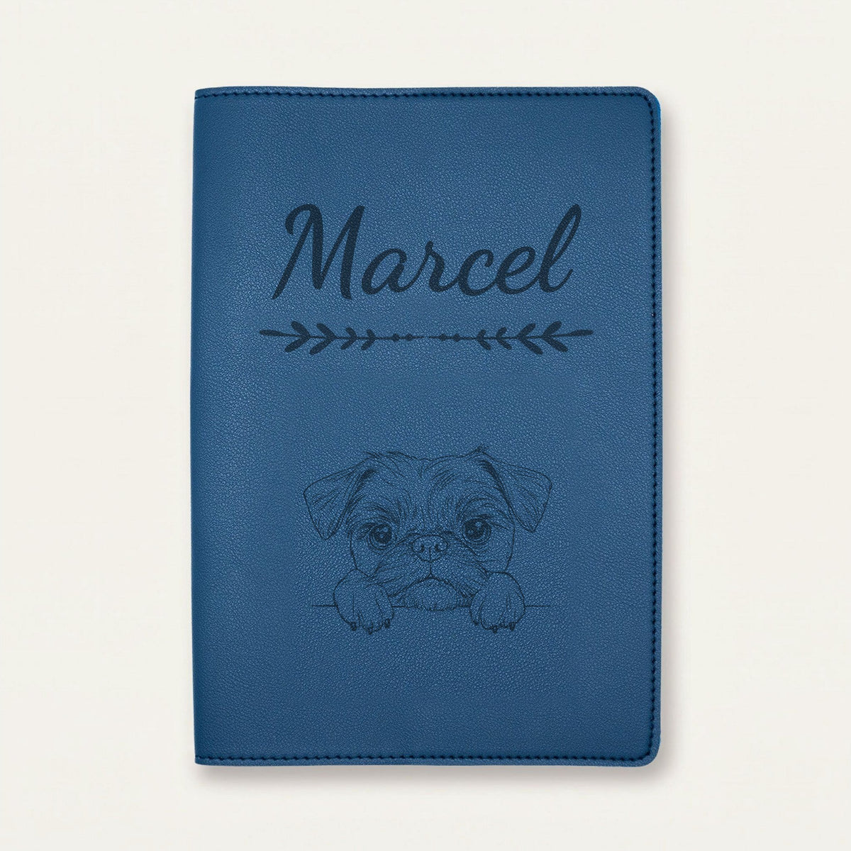 Protège carnet de santé chien personnalisé – Griffon bruxellois — Bleu nuit — Flèche — gravure « Marcel »