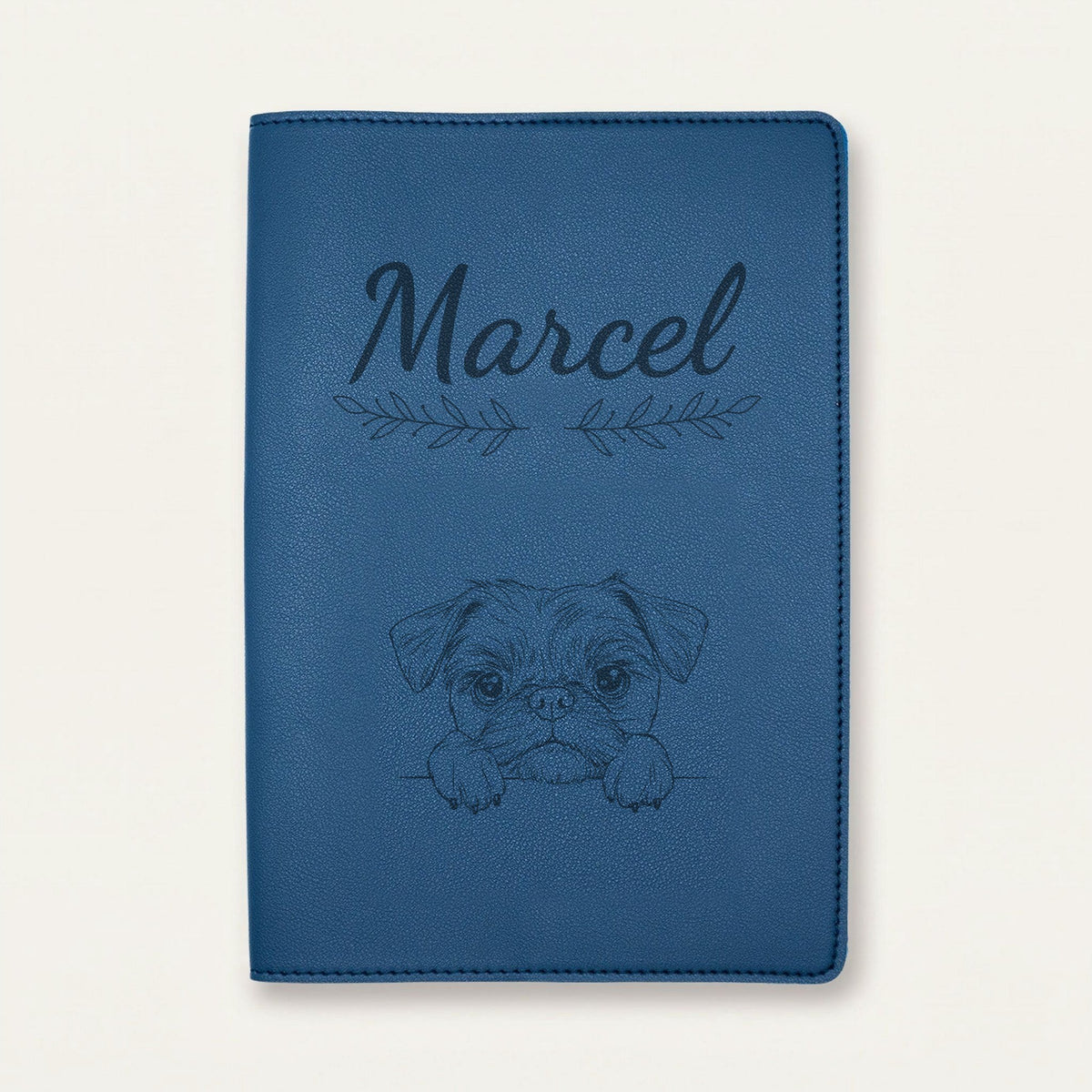 Protège carnet de santé chien personnalisé – Griffon bruxellois — Bleu nuit — Rameaux — gravure « Marcel »