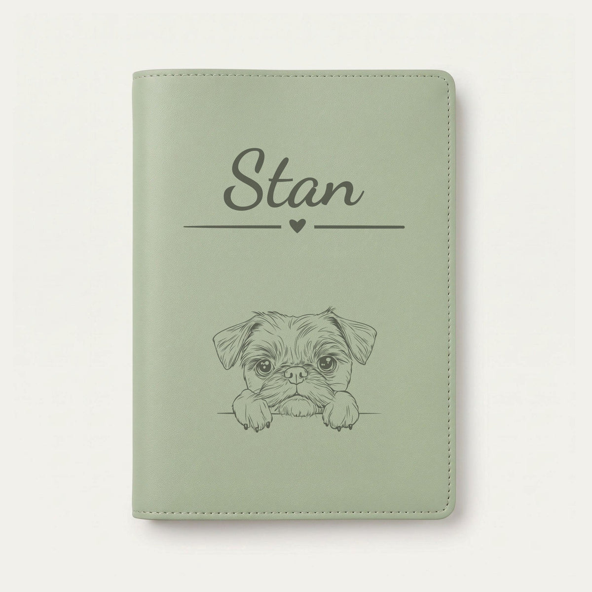 Protège carnet de santé chien personnalisé – Griffon bruxellois — Vert sauge — Cœur — gravure « Stan »