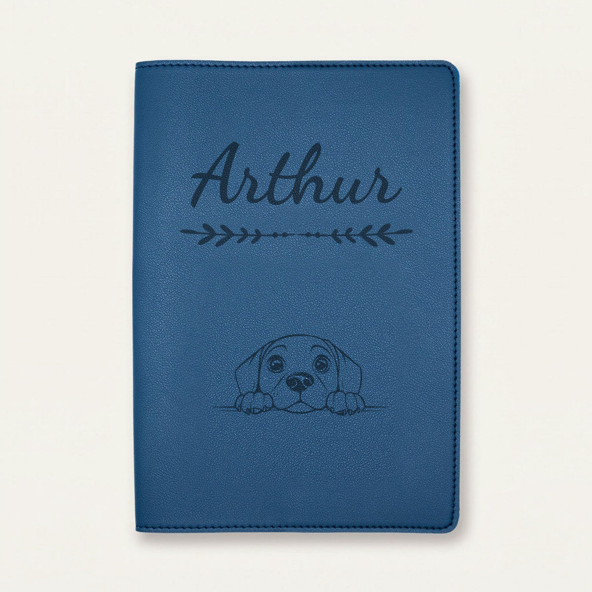 Protège carnet de santé chien personnalisé – Harrier — Bleu nuit — Flèche — gravure « Arthur »