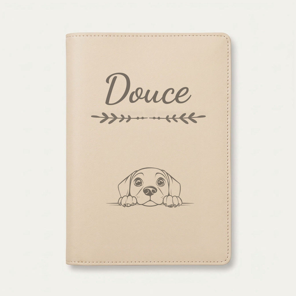 Protège carnet de santé chien personnalisé – Harrier — Crème vanille — Flèche — gravure « Douce »