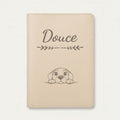 Protège carnet de santé chien personnalisé – Harrier — Crème vanille — Flèche — gravure « Douce »