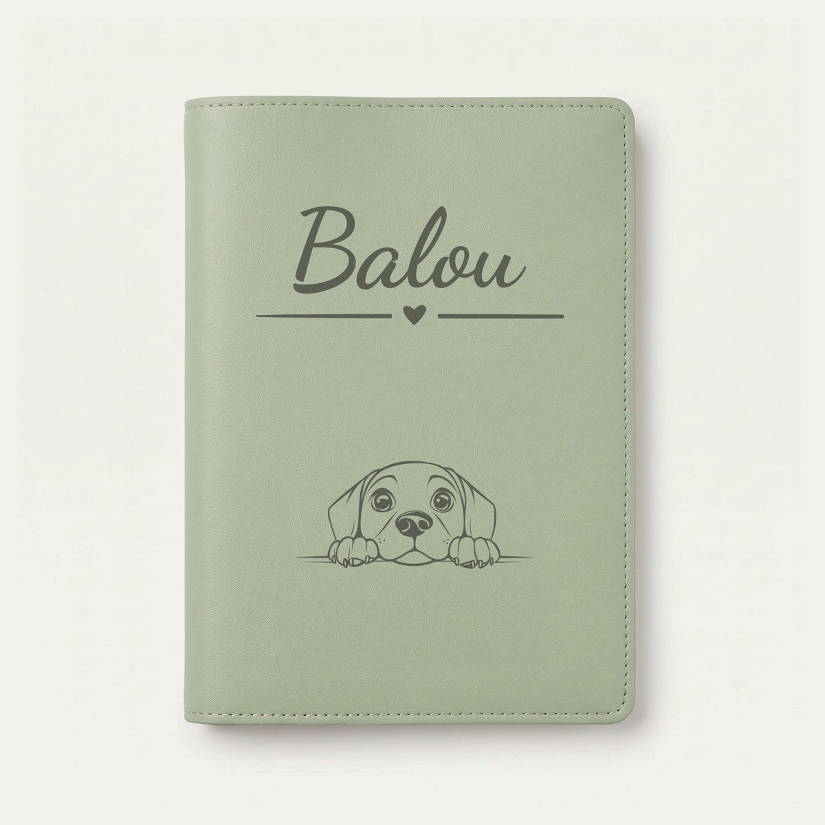 Protège carnet de santé chien personnalisé – Harrier — Vert sauge — Cœur — gravure « Balou »