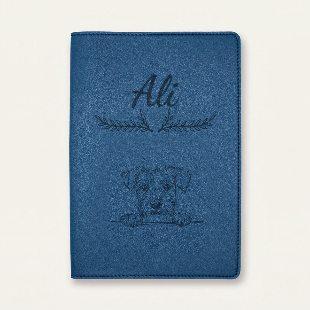Protège carnet de santé chien personnalisé – Kerry blue terrier — Bleu nuit — Bouquet — gravure « Ali »