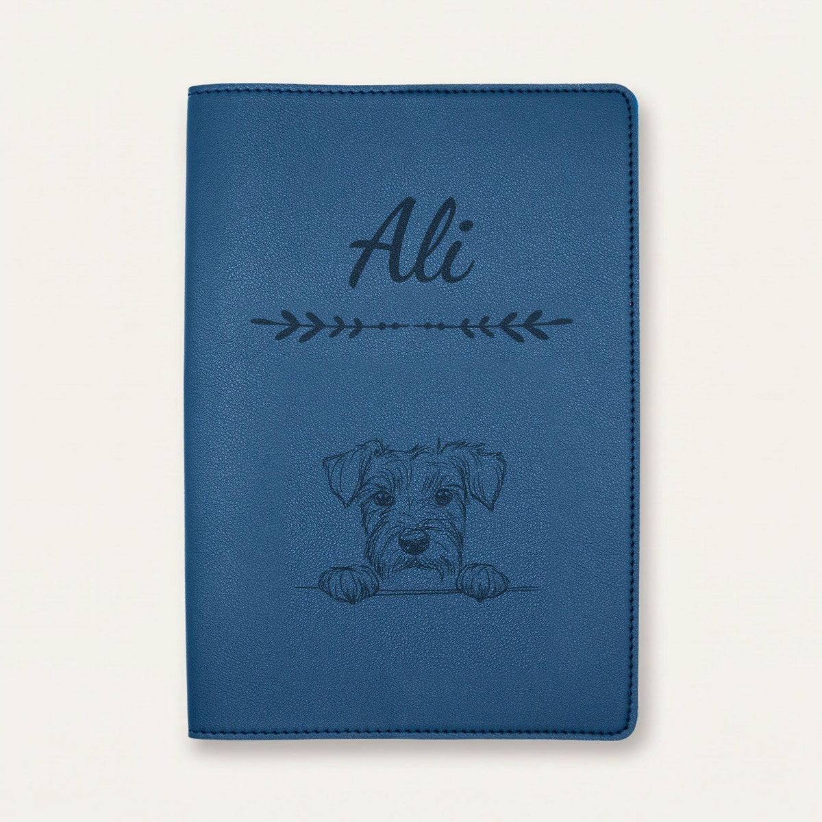 Protège carnet de santé chien personnalisé – Kerry blue terrier — Bleu nuit — Flèche — gravure « Ali »