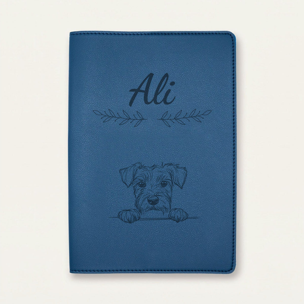 Protège carnet de santé chien personnalisé – Kerry blue terrier — Bleu nuit — Rameaux — gravure « Ali »