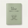 Protège carnet de santé chien personnalisé – Kerry blue terrier — Vert sauge — Flèche — gravure « Uno »