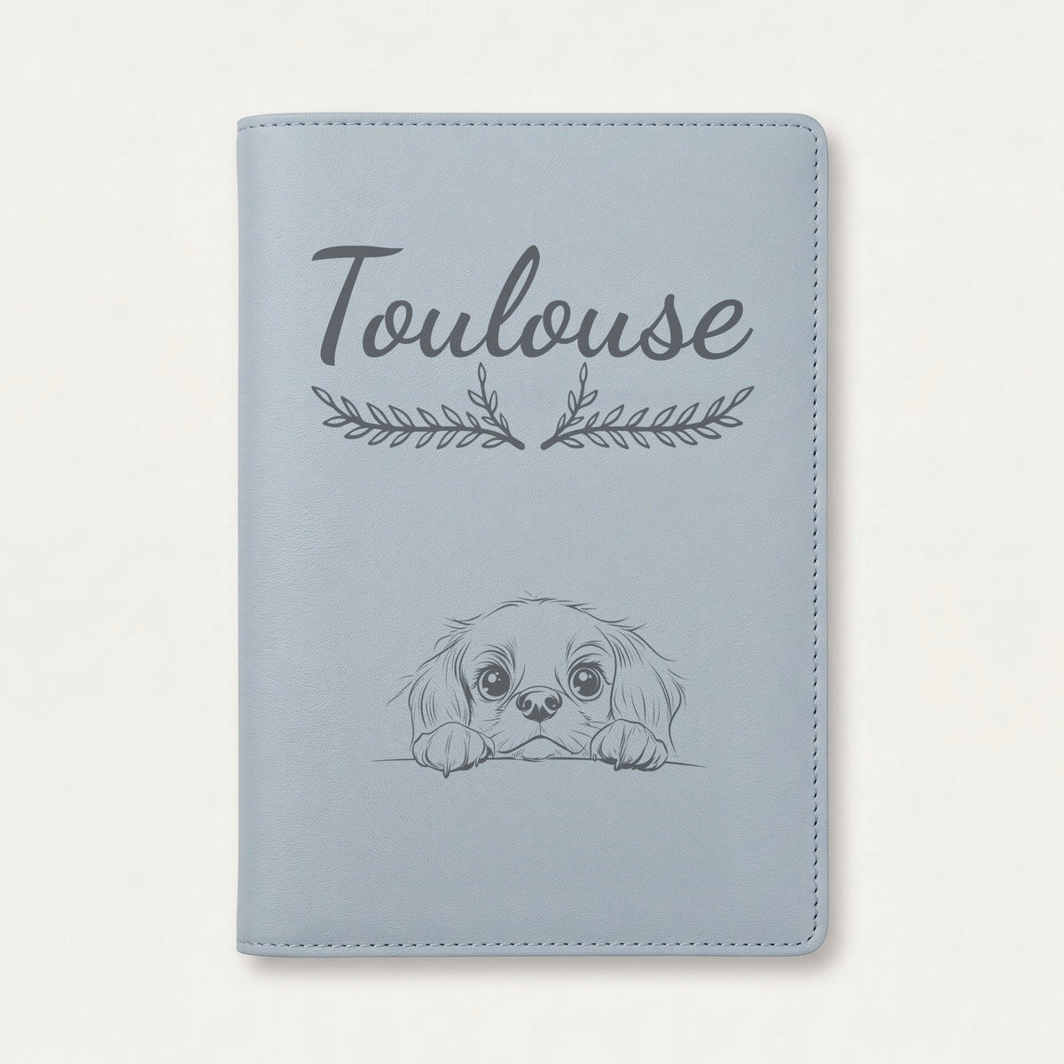 Protège carnet de santé chien personnalisé – King Charles — Bleu nuage — Bouquet — gravure « Toulouse »