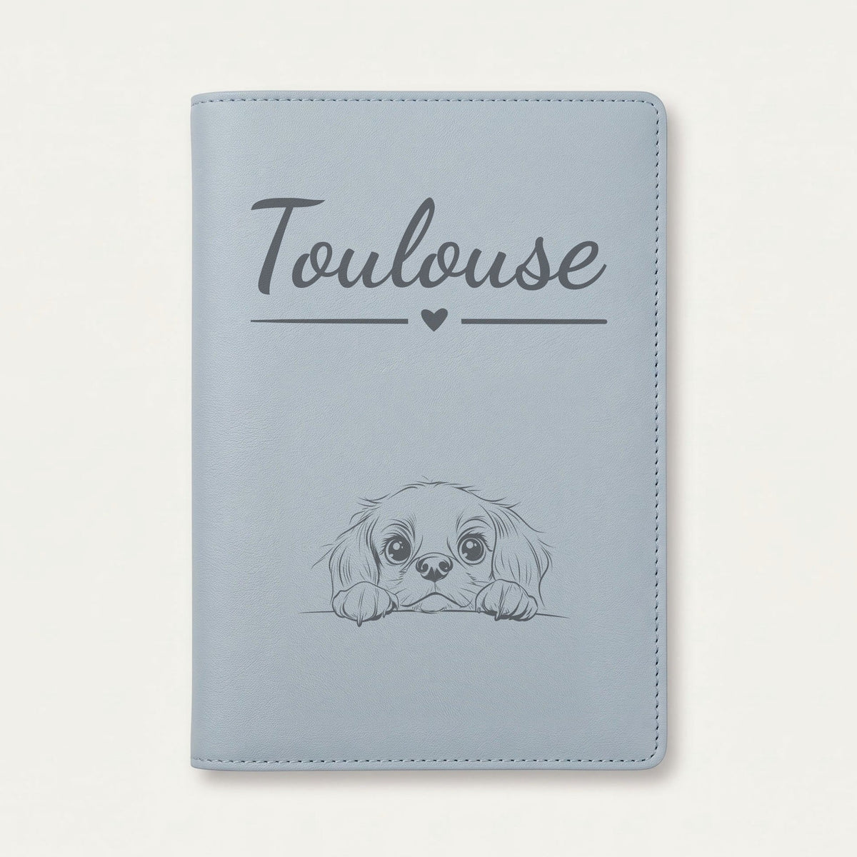 Protège carnet de santé chien personnalisé – King Charles — Bleu nuage — Cœur — gravure « Toulouse »