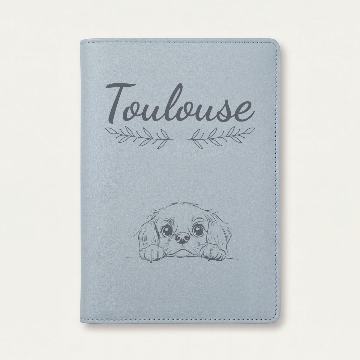 Protège carnet de santé chien personnalisé – King Charles — Bleu nuage — Rameaux — gravure « Toulouse »