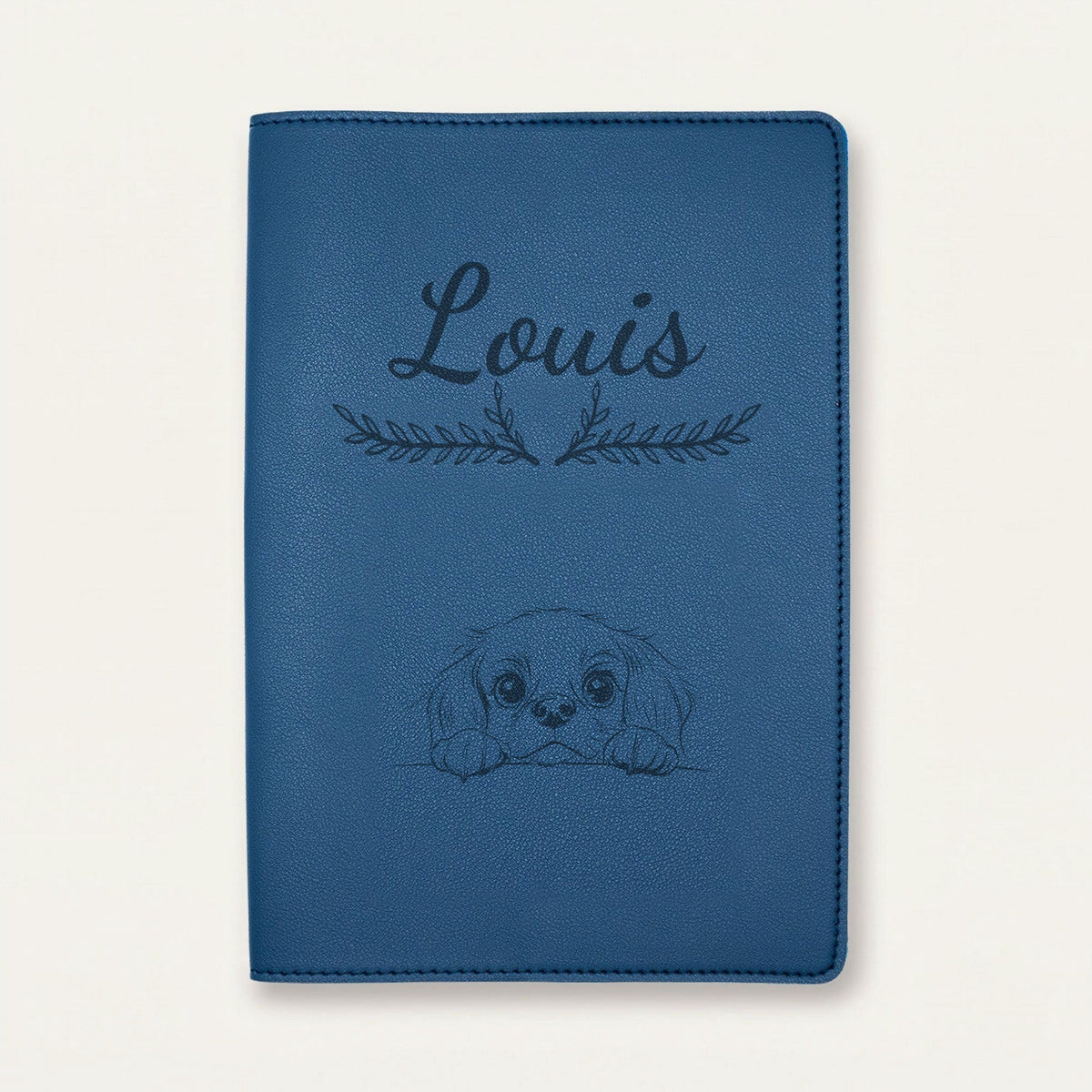 Protège carnet de santé chien personnalisé – King Charles — Bleu nuit — Bouquet — gravure « Louis »