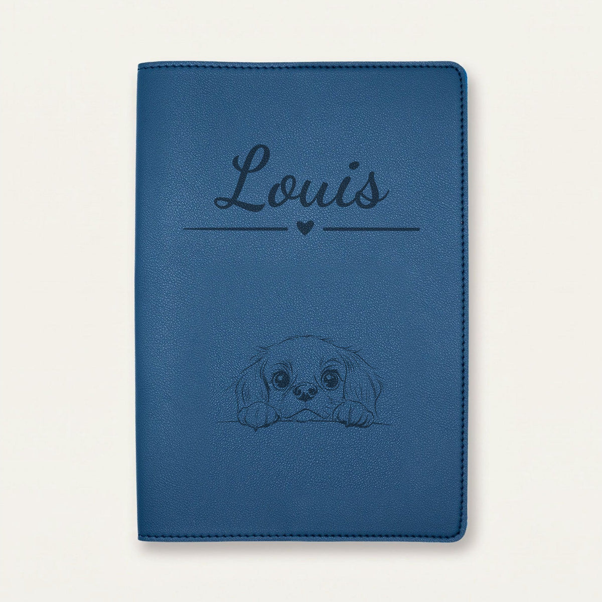 Protège carnet de santé chien personnalisé – King Charles — Bleu nuit — Cœur — gravure « Louis »