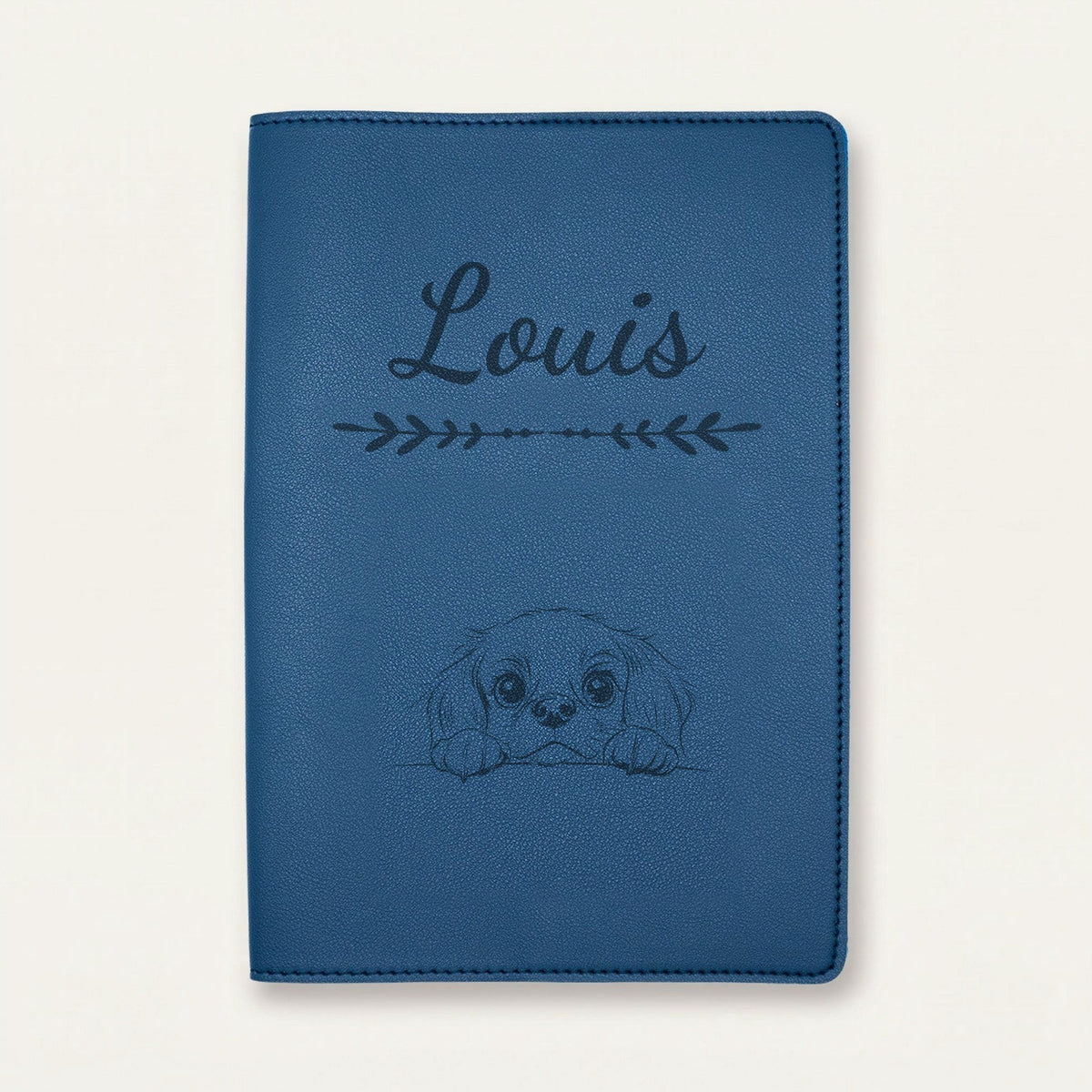 Protège carnet de santé chien personnalisé – King Charles — Bleu nuit — Flèche — gravure « Louis »