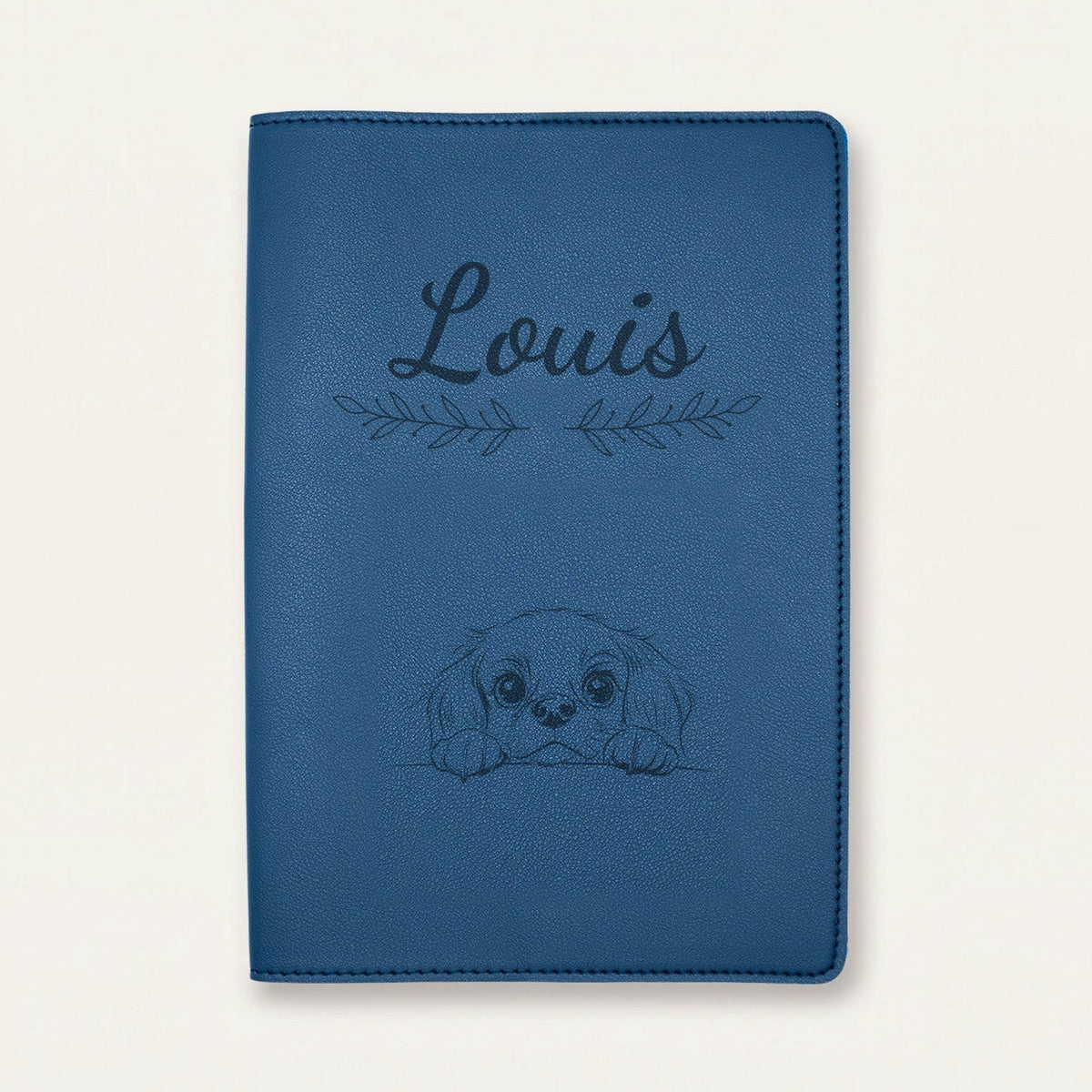 Protège carnet de santé chien personnalisé – King Charles — Bleu nuit — Rameaux — gravure « Louis »