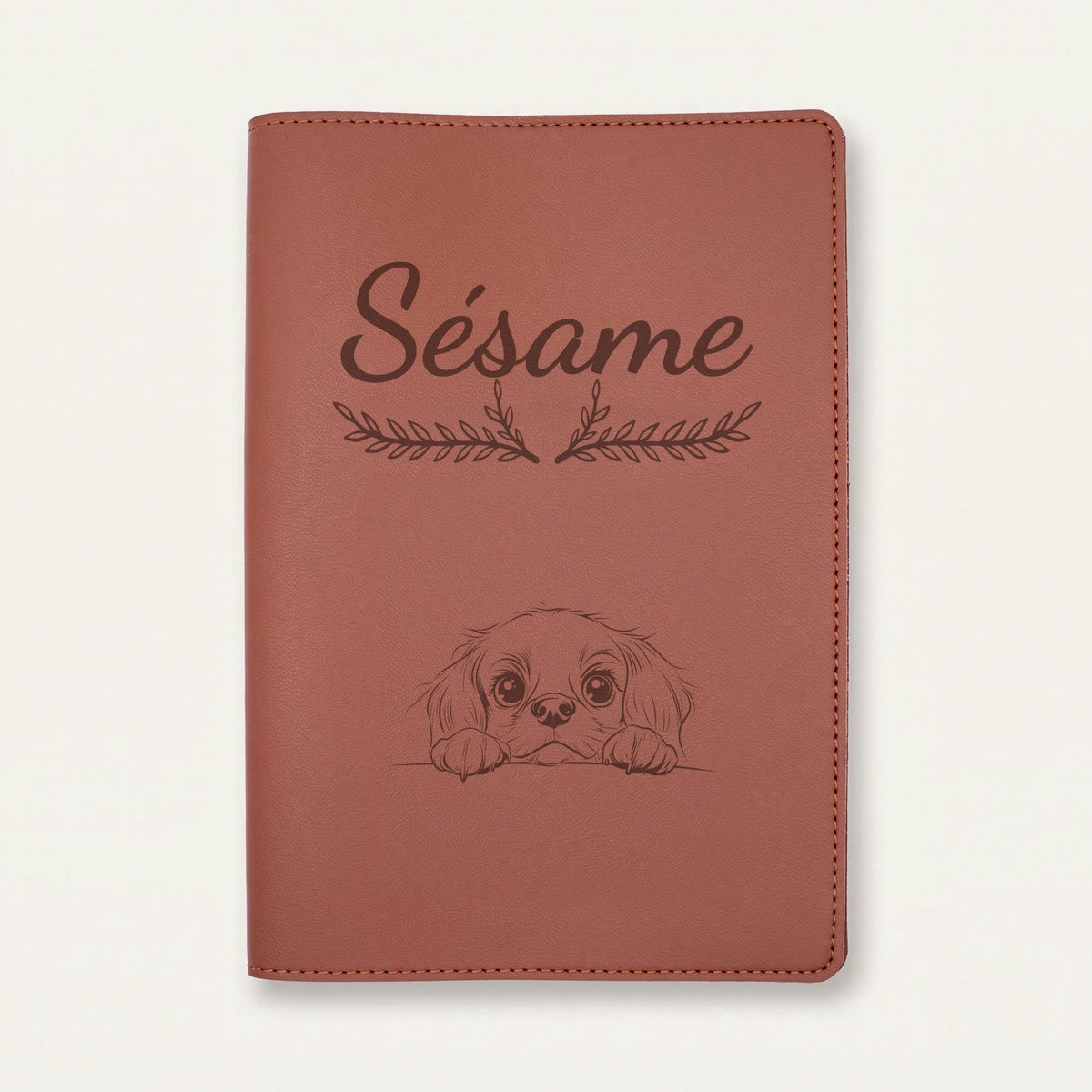 Protège carnet de santé chien personnalisé – King Charles — Chocolat — Bouquet — gravure « Sésame »
