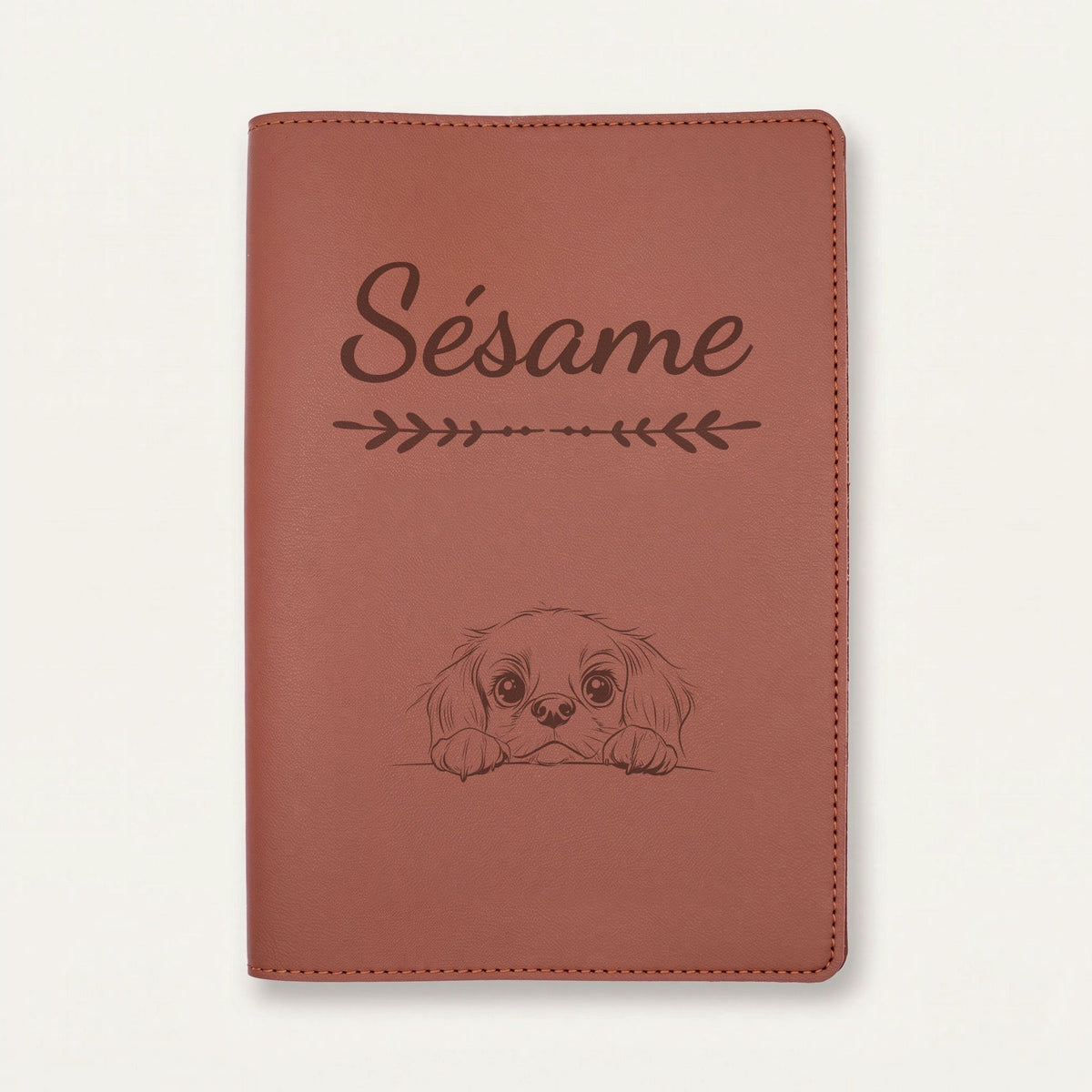 Protège carnet de santé chien personnalisé – King Charles — Chocolat — Flèche — gravure « Sésame »