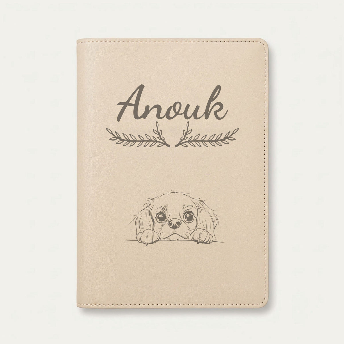 Protège carnet de santé chien personnalisé – King Charles — Crème vanille — Bouquet — gravure « Anouk »