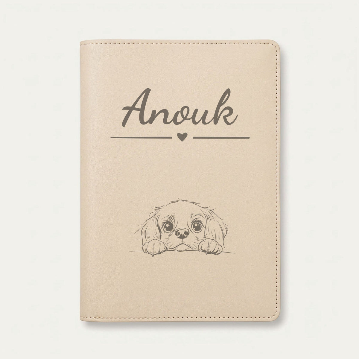 Protège carnet de santé chien personnalisé – King Charles — Crème vanille — Cœur — gravure « Anouk »